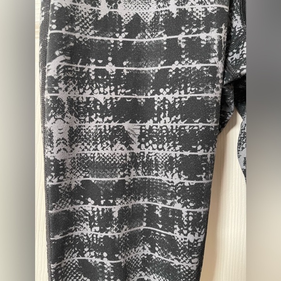 NIKE Cropped Epic Viper Print Black Gray Running Tights Size Medium - Picture 4 of 13